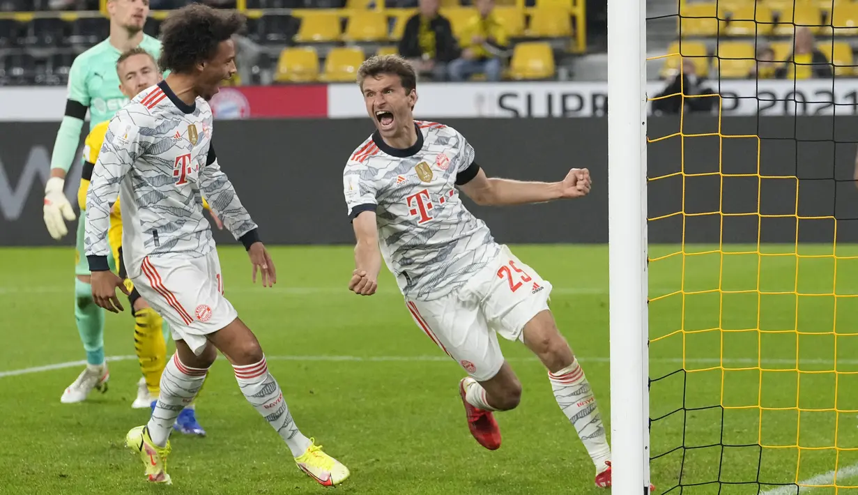 Striker Bayern Munchen, Thomas Mueller berselebrasi usai mencetak gol ke gawang Borussia Dortmund pada pertandingan final final Piala Super Jerman di Signal Iduna Park, Jerman, Rabu (18/8/2021). Munchen menang atas Dortmund dengan skor 3-1. (AP Photo/Martin Meissner)