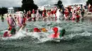 Keseruan sinterklas dari seluruh dunia bermain air pada hari kedua Konvensi Musim Panas Sinterklas ke-59 di Kopenhagen, Denmark, 19 Juli 2016. Mereka memulai pagi hari dengan berenang di pantai Bellevue. (Mathias Loevgreen Bojesen/Scanpix Denmark/AFP)