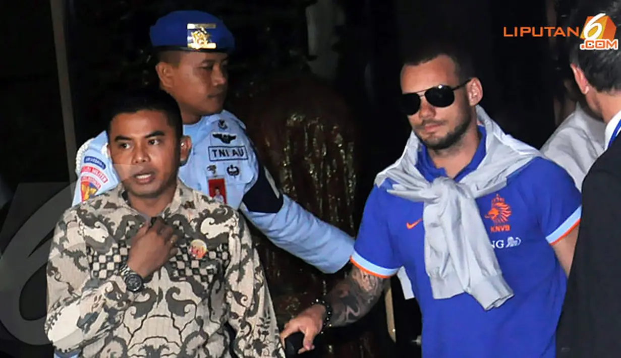 Timnas Belanda tiba tiba di Jakarta pada Rabu 5 juni 2013 tampak Wesley Sneidjer saat keluar dari bandara Halim PK (Liputan6.com/Helmi Fithriansyah)