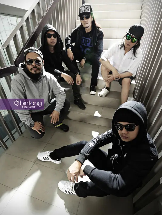 "Nggak aneh-aneh, kita seperti kawan dan keluarga, tidak ada batasan. Profesional memang harus dijaga, di luar itu kita berusaha seperti kawan." ujar Aziz. "Banyak guyon, saling ledek itu tidak menjadi masalah dan sudah biasa." sambung Kris. 