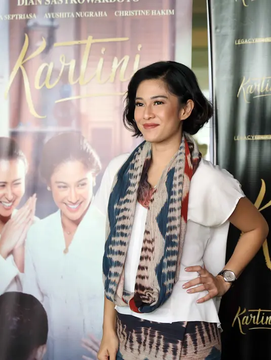 “Dia yang bantu menjiwai. Kita pegangan tangan, diam, ibu akhirnya mendapatkan emosi yang berat dan itu ditularkan ke aku. Akhirnya aku bisa perform itu ditularin dari dia emosinya," ucap Dian Sastrowardoyo. (Nurwahyunan/Bintang.com)