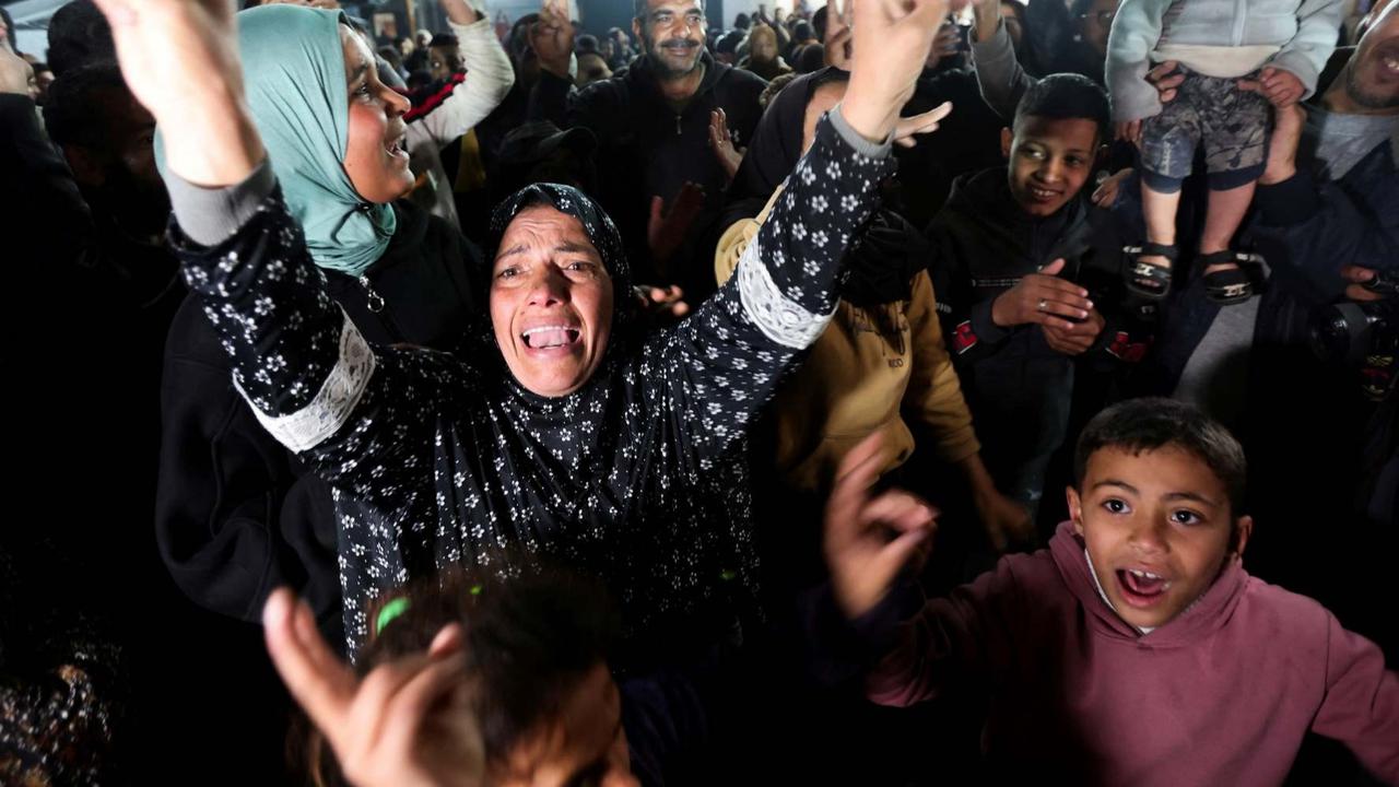 FOTO: Israel-Hamas Sepakat Gencatan Senjata, Warga Jalur Gaza Menangis Bahagia dan Teriakkan 'Allahu Akbar
