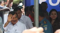  Wapres JK dan rombongan Menteri Kabinet Kerja mendatangi Posko Crisis Center Bandara Juanda, Surabaya, Jawa Timur (Liputan6.com/ Hanz Jimenez Salim)