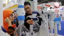 Pengunjung tengah melihat alat laboratorium di salah satu stan dalam pameran Lab Indonesia 2024 di Jakarta Convention Center (JCC), Jakarta, Jumat (26/4/2024). (Liputan6.com/Herman Zakharia)