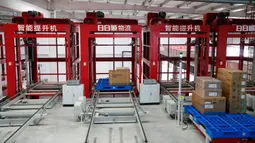 Barang-barang yang diangkut di gudang cerdas di kawasan industri logistik yang berada di Qingdao, Provinsi Shandong, China, 5 Agustus 2020. Gudang cerdas yang menggunakan robot, otomatisasi, dan teknologi kecerdasan buatan (AI) itu mulai beroperasi pada musim panas ini. (Xinhua/Liang Xiaopeng)