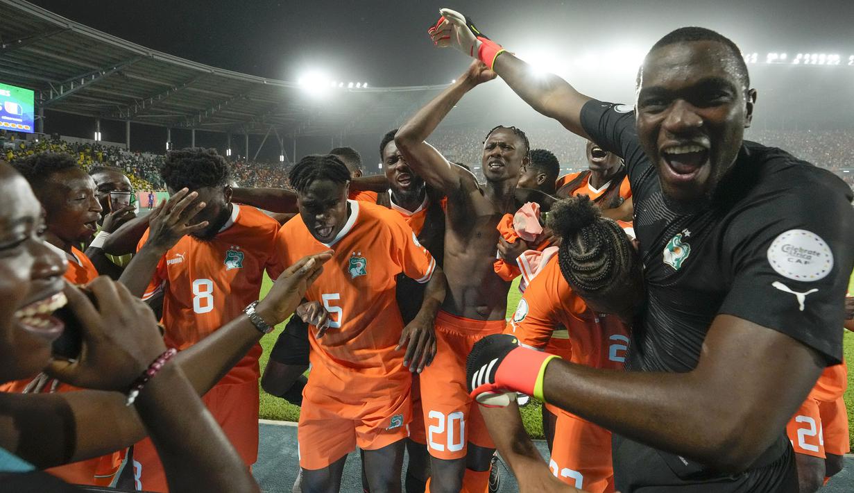 Pemain Pantai Gading melakukan selebrasi setelah mengalahkan Senegal saat babak 16 besar Piala Afrika 2023 di Stade Charles Konan Banny, Yamoussoukro, Selasa (30/01/2024) dini hari WIB. Pantai Gading menang dengan skor 5-4 pada babak adu penalti. (AFP/Kenzo Tribouillard)
