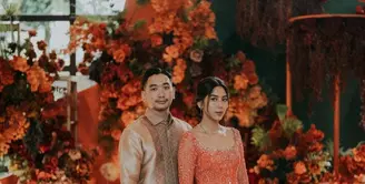 Adinda Thomas tampil anggun dengan kebaya berwarna orange di hari lamarannya [instagram/adindathomas]