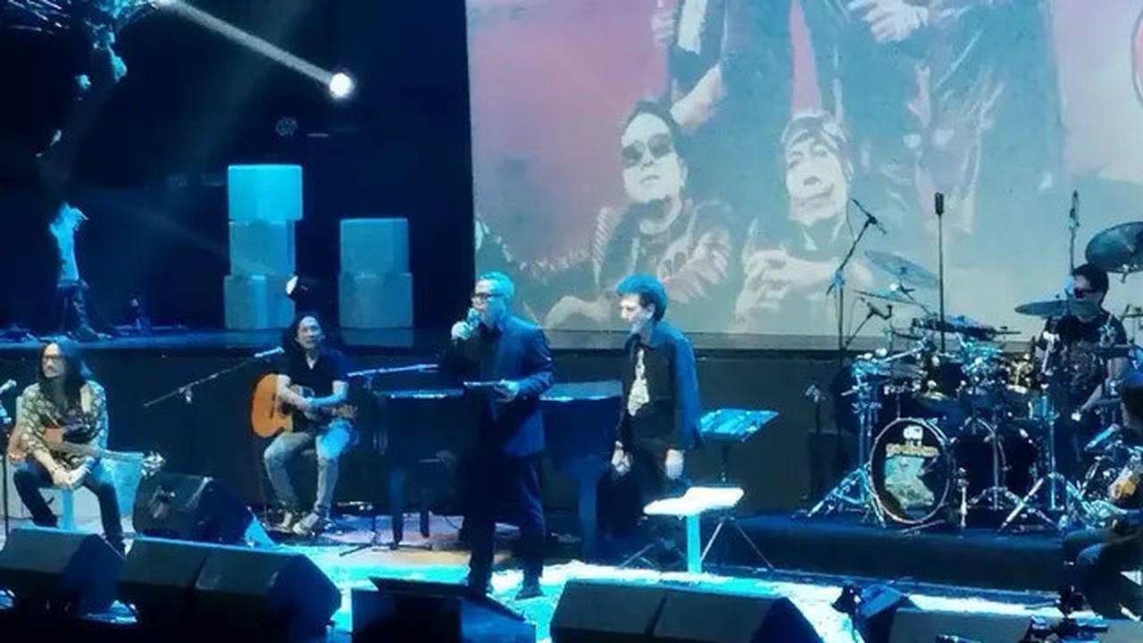 Abdel Achrian Bikin Emak-Emak Rocker Ngakak di Konser God Bless Unplugged