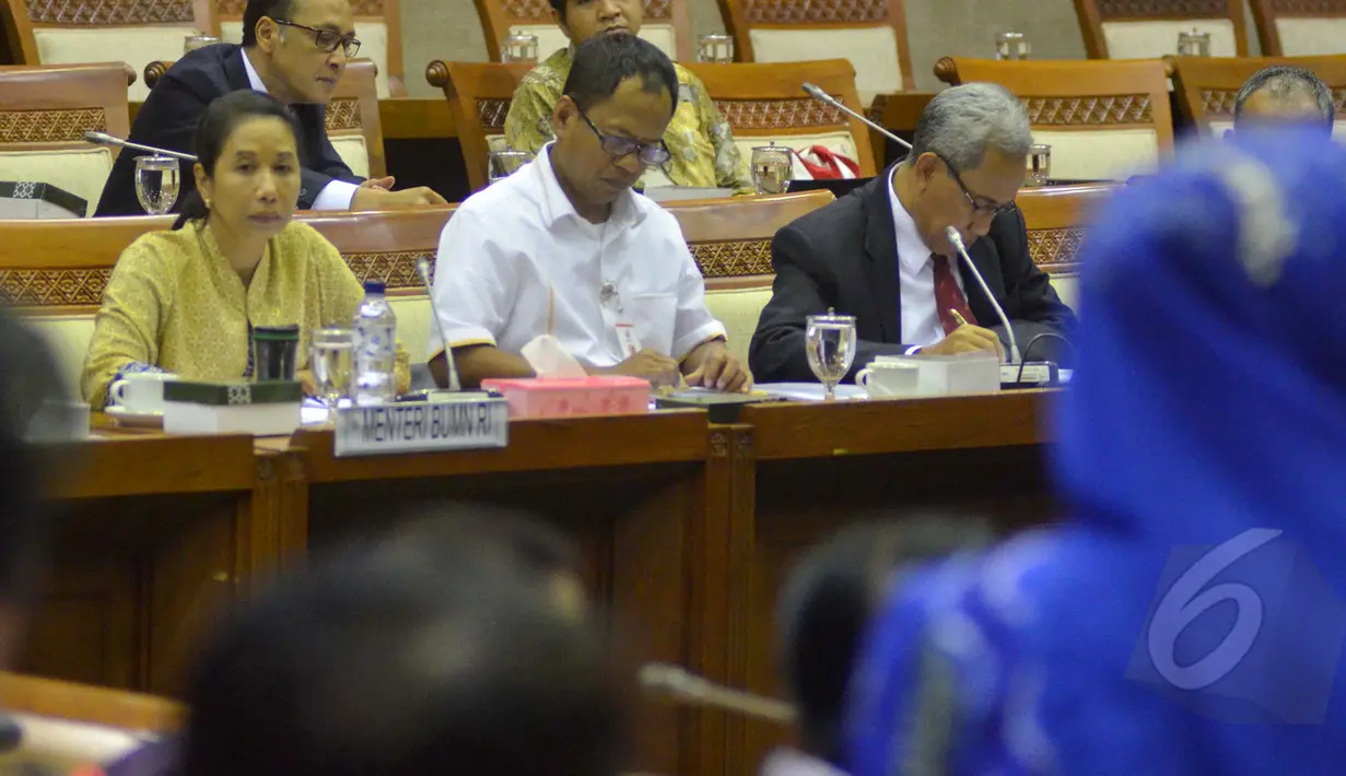 Menteri BUMN, Rini Soemarno mendengarkan saat rapat kerja dengan Komisi VII DPR RI, Jakarta, Jumat (24/4/2015). Rini meminta izin penambahan modal untuk  Adhi Karya, Waskita Karya dan Aneka Tambang (Antam). (Liputan6.com/Andrian M Tunay)