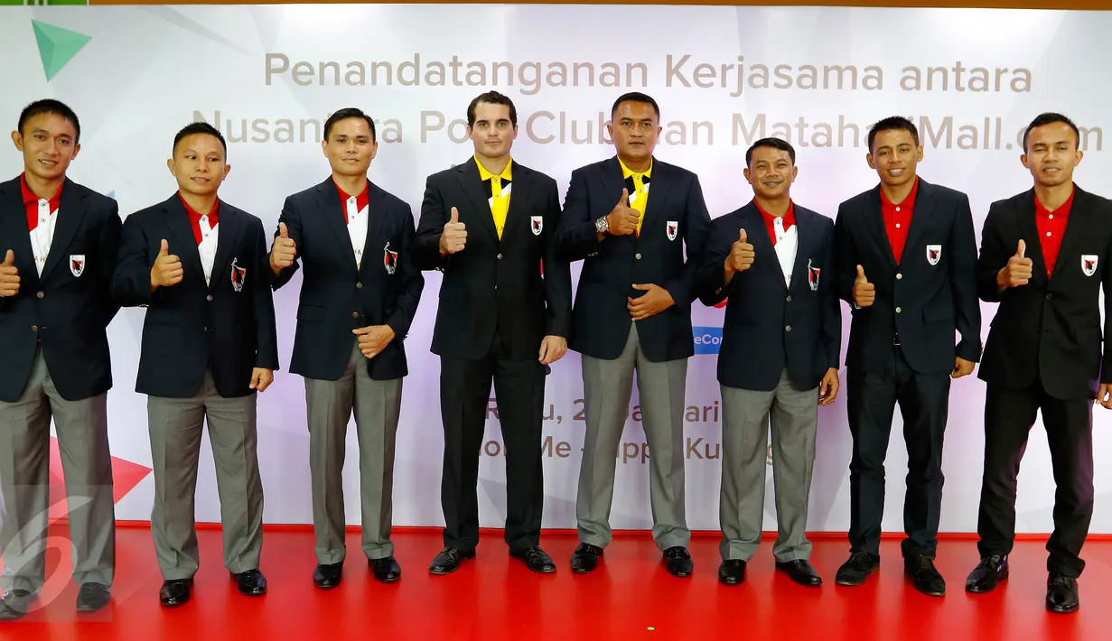 Sejumlah Atlet Polo berpose saat mengunjungi MatahariMall.com, Jakarta, Rabu (27/1/2016). MatahariMall.com memberikan 12 kuda untuk Nusantara Polo Club sebagai bentuk dukungan untuk olahraga Polo (Liputan6.com/Fery Pradolo)