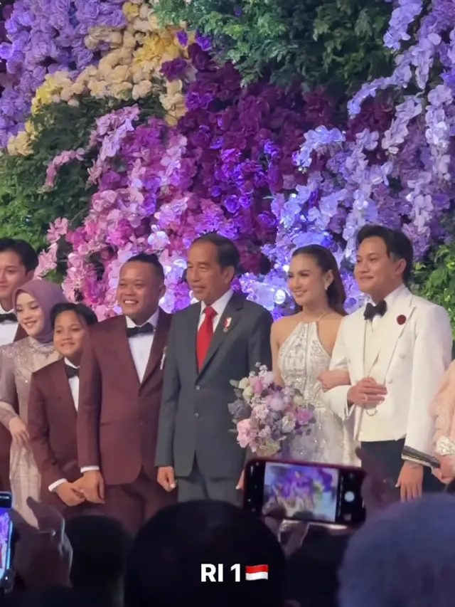 Meriah! 6 Potret Gaya Presiden Jokowi dan Ibu Negara Iriana Hadiri Resepsi Pernikahan Rizky Febian dan Mahalini