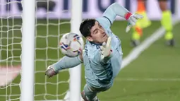 Kiper Real Madrid, Thibaut Courtois, gagal menghalau bola tendangan penalti pemain Alaves, Lucas Perez, pada laga Liga Spanyol di Stadion Alfredo di Stefano, Sabtu (28/11/2020). Real Madrid takluk dengan skor 1-2. (AP/Bernat Armangue)