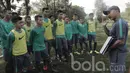 Pelatih Timnas Indonesia U-16, Fachri Husaini, memberikan arahan kepada anak asuhnya. Timnas U-16 ini dipersiapkan oleh PSSI untuk mengikuti ajang Piala AFF U-15 pada 9–22 Juli 2017 yang diselenggarakan di Thailand. (Bola.com/M Iqbal Ichsan)