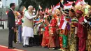 Perdana Menteri (PM) India, Narendra Modi didampingi Presiden Joko Widodo (Jokowi) bersalaman dengan murid Sekolah Dasar berpakaian adat Indonesia dalam upacara penyambutan di Istana Merdeka, Jakarta, Rabu (30/5). (Liputan6.com/Angga Yuniar)