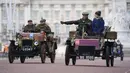 Peserta London to Brighton Veteran Car Run berkendara di sepanjang The Mall, London, Minggu (7/11/2021). London to Brighton Veteran Car Run adalah acara otomotif terlama di dunia, yang diadakan di jalur antara London dan Brighton, Inggris. (Kirsty O'Connor/PA via AP)