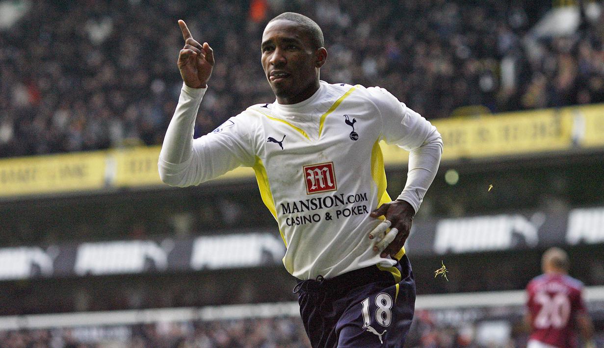 Jermain Defoe. Striker 39 tahun yang kini memperkuat Glasgow Rangers sejak tengah musim 2018/2019 ini telah mencetak total 163 gol dari 496 laga di Premier League. Gol-gol tersebut dicetak bersama 6 klub berbeda mulai 1999/2000 hingga 2018/2019, termasuk Tottenham Hotspur. (AFP/Glyn Kirk)