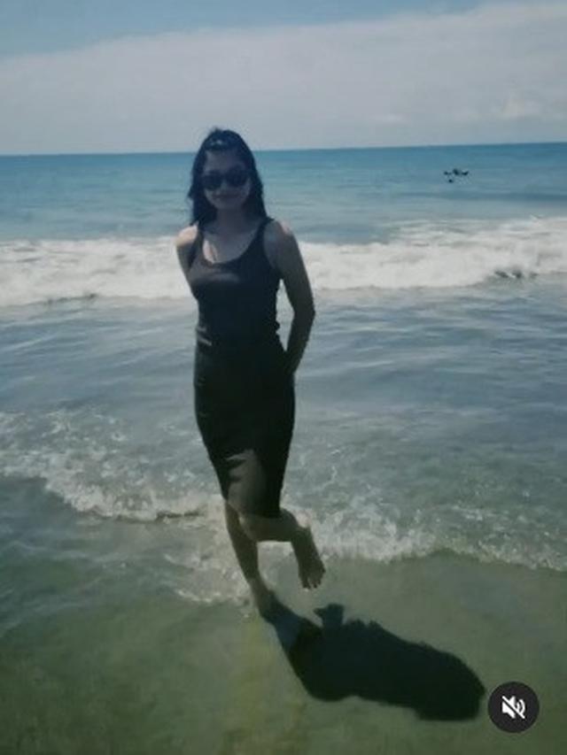 Ratu Sofya pelesir ke pantai (Foto: Instagram/@ratusfy_)