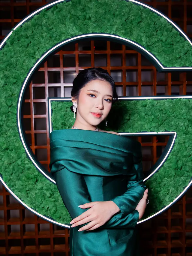 6 Potret Dualitas Gaya Tiara Andini Kenakan Gaun Glamor dan Seragam Sekolah di Garnier Green Academy Singapura