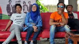 Slank ditemani Bunda Iffet saat menggelar konferensi pers konser bertajuk "Drugs Free Asia-Afrika" di Potlot, Duren Tiga, Jakarta Selatan, Senin (13/4/2015). Rencananya konser akan digelar di Monas pada Minggu (19/4). (Liputan6.com/Panji Diksana)