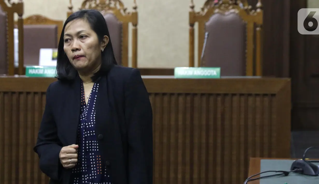 Terdakwa perantara suap mantan anggota DPR Bowo Sidik Pangarso, M Indung Andriani (kiri) usai menjalani sidang pembacaan tuntutan di Pengadilan Tipikor, Jakarta, Rabu (16/10/2019). M Indung Andriani dituntut 4 tahun penjara dan denda Rp 200 juta. (Liputan6.com/Helmi Fithriansyah)