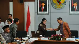 Menko PMK Puan Maharani berjabat tangan dengan Gubernur BI Agus Martowardojo sebelum memimpin rapat koordinasi di Kementerian PMK, Jakarta, Selasa (8/11). Rakor membahas rancangan perpres penyaluran bantuan sosial non tunai. (Liputan6.com/Angga Yuniar)