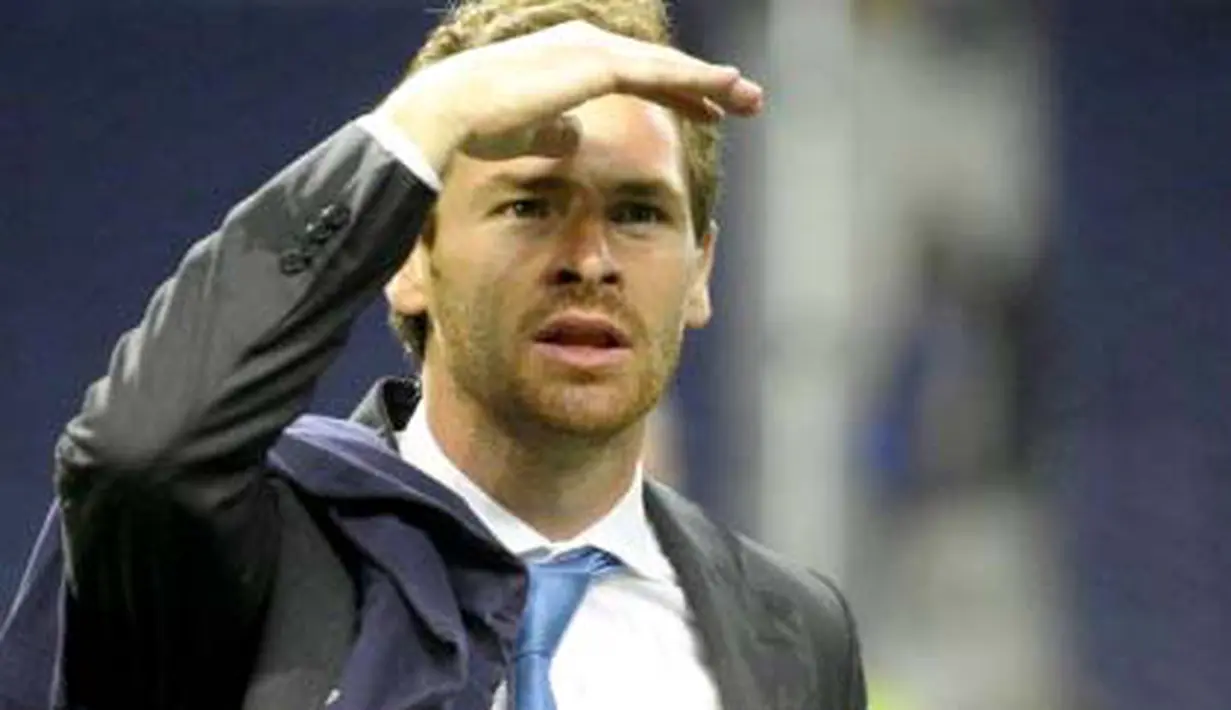 Gaya pelatih FC Porto Andre Villas Boas usai laga lawan Pacos Ferreira di Portuguese Super League 2010-2011 yang digelar di Porto, 8 Mei 2011. AFP PHOTO / MIGUEL RIOPA