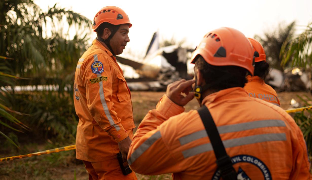 Petugas pertahanan sipil Kolombia bersiap mengevakuasi Puing pesawat penumpang Douglas DC-3 yang jatuh di provinsi dataran Kolombia, Meta, San Martin, Kolombia (9/3). Sebanyak 12 penumpang di dalamnya tewas. (Reuters/Santiago Molina)