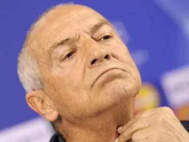 FC Porto&#039;s coach Jesualdo Ferreira answers to journalists during a press conference after the team training session at the Dragao Stadium in Porto, on April 14, 2009. AFP PHOTO / MIGUEL RIOPA