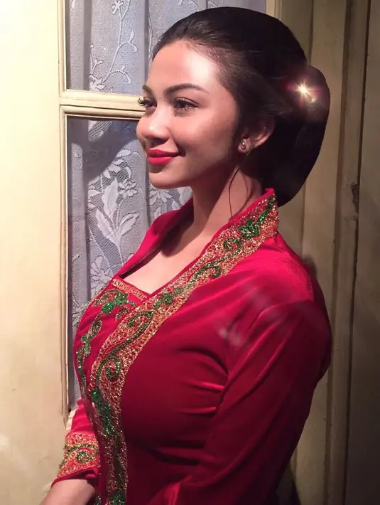 Aura kecantikan Ariel Tatum semakin terlihat saat mengenakan kebaya berwarna merah lengkap dengan tatanan gaya rambut sanggulnya. (Liputan6.com/IG/@arieltatum)