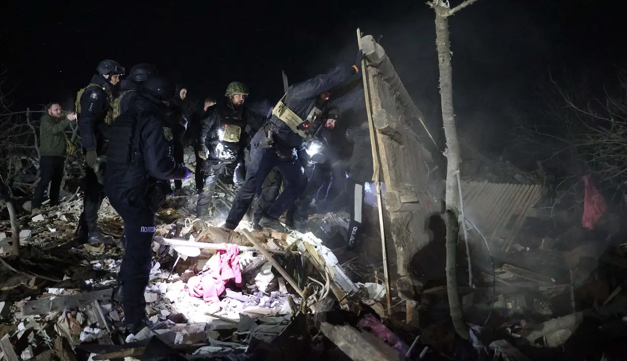 Di tengah invasi Rusia ke Ukraina, pada malam hari tanggal 17 Februari 2024, sebuah roket Rusia menghantam wilayah perumahan di Kramatorsk. (Anatolii STEPANOV/AFP)