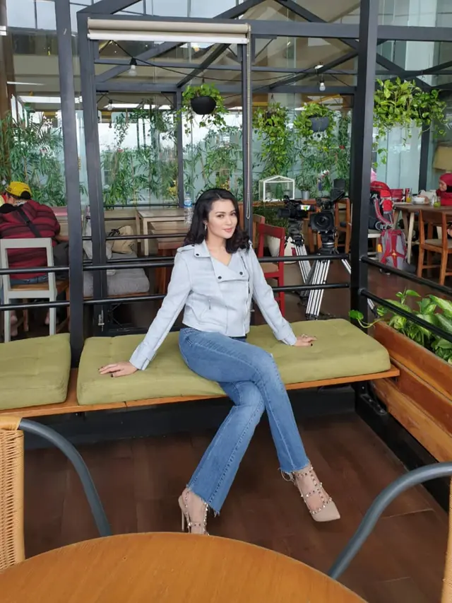 6 Pesona Ratu Dewi Imasy yang Awet Muda Bak ABG
