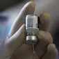 Tenaga kesehatan menyiapkan booster vaksin virus corona COVID-19 Pfizer-BioNTech untuk tenaga kesehatan di Rumah Sakit Bangkok Metropolitan Administration General, Bangkok, Thailand, Selasa (10/8/2021). Kasus COVID-19 di Thailand mencapai 736.522 kasus sejak awal pandemi. (AP Photo/Sakchai Lalit)