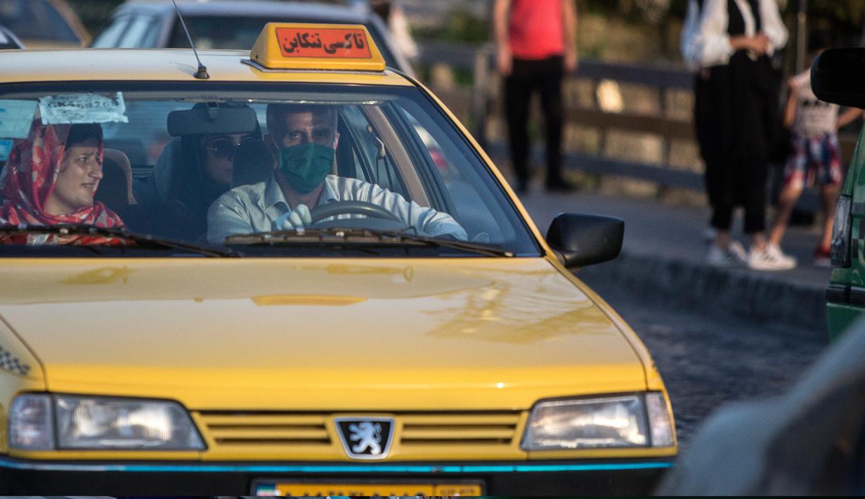 Seorang sopir taksi yang mengenakan masker berkendara di Kota Tonekabon, Iran utara, (16/6/2020). Iran pada Rabu (17/6) melaporkan 2.612 kasus baru COVID-19, menambah total kasus terkonfirmasi di negara itu menjadi 195.051, demikian dilaporkan kantor berita resmi IRNA. (Xinhua/Ahmad Halabisaz)