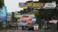 Kendaraan melintas di bawah spanduk iklan penjualan properti yang menghiasi kawasan Cibubur, Jakarta, Minggu (26/8). Tingginya kebutuhan akan hunian menyebabkan banyak pengembang memasang iklan tanpa memerhatikan estetika. (Liputan6.com/Immnuel Antonius)