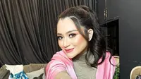 Gaya Rambut Diikat Nathalie Holscher Usai Lepas Hijab (Sumber: Instagram/nathalieholscher)