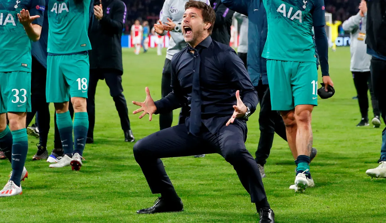 Manajer Tottenham Hotspur, Mauricio Pochettino merayakan kemenangan timnya atas Ajax Amsterdam pada akhir laga kedua semifinal Liga Champions 2018/19 di Stadion Johan Cruyff, Rabu (8/5). Tottenham melaju ke Final Liga Champions usai mengalahkan Ajax 3-2. (Reuters/Matthew Childs)