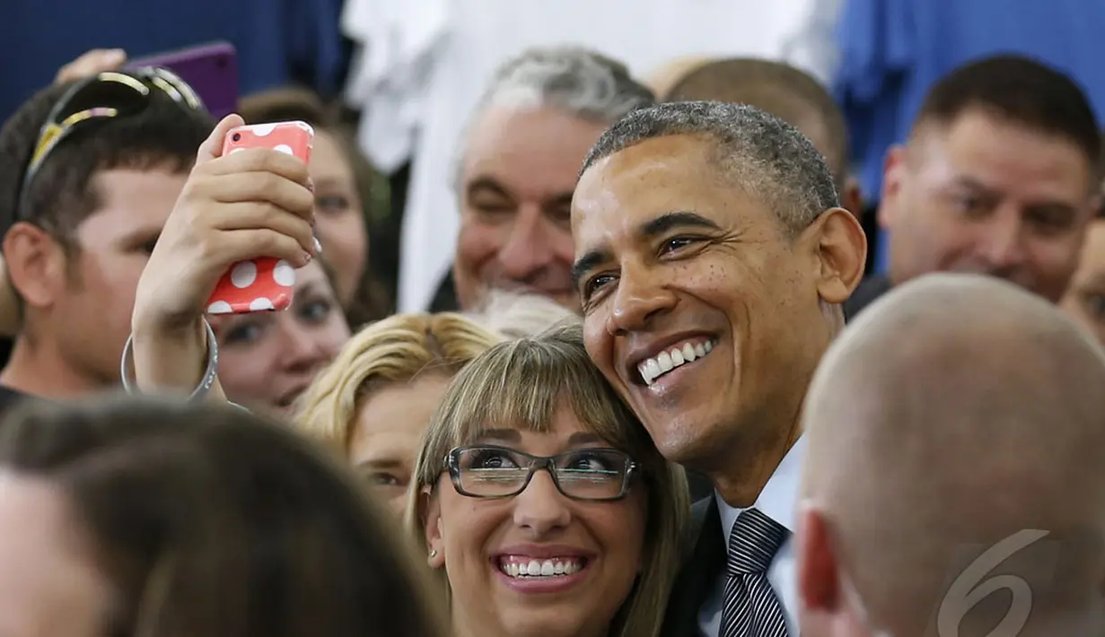 Obama berfoto selfie dengan salah seorang warga usai berpidato, California, 9 Mei 2014 (REUTERS / Kevin Lamarque).