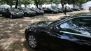 Seorang pria berjalan di deretan mobil mewah di Parkir Timur (Parkit) Senayan, Jakarta, Rabu (3/1). Mobil mewah ini disediakan untuk menyambut rombongan Raja Arab Saudi Salman bin Abdulaziz al-Saud yang berjumlah 1.500 orang. (Liputan6.com/Johan Tallo)
