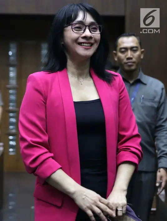 Mantan Bupati Kepulauan Talaud, Sri Wahyumi Maria Manalip bersiap menjalani sidang dakwaan di Pengadilan Tipikor, Jakarta, Senin (23/9/2019). Sri Wahyumi merupakan tersangka dugaan suap terkait pekerjaan revitalisasi Pasar Lirung dan Pasar Beo TA 2019. (Liputan6.com/Helmi Fithriansyah)