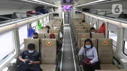 Sejumlah penumpang berada di dalam kereta di Stasiun Pasar Senen, Jakarta, Minggu (18/4/2021). Dalam satu pekan terakhir jumlah penumpang di stasiun tersebut berkisar antara 1000-2500 penumpang perhari. (Liputan6.com/Herman Zakharia)