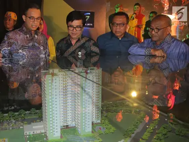 Gubernur DKI Jakarta Anies Baswedan melihat maket rumah susun Klapa Village saat peletakan batu pertama atau ground breaking, Jakarta, Kamis (18/1). Pembangunan Klapa Village merupakan pelaksanaan program rumah DP 0 rupiah. (Liputan6.com/Pool/Budi)