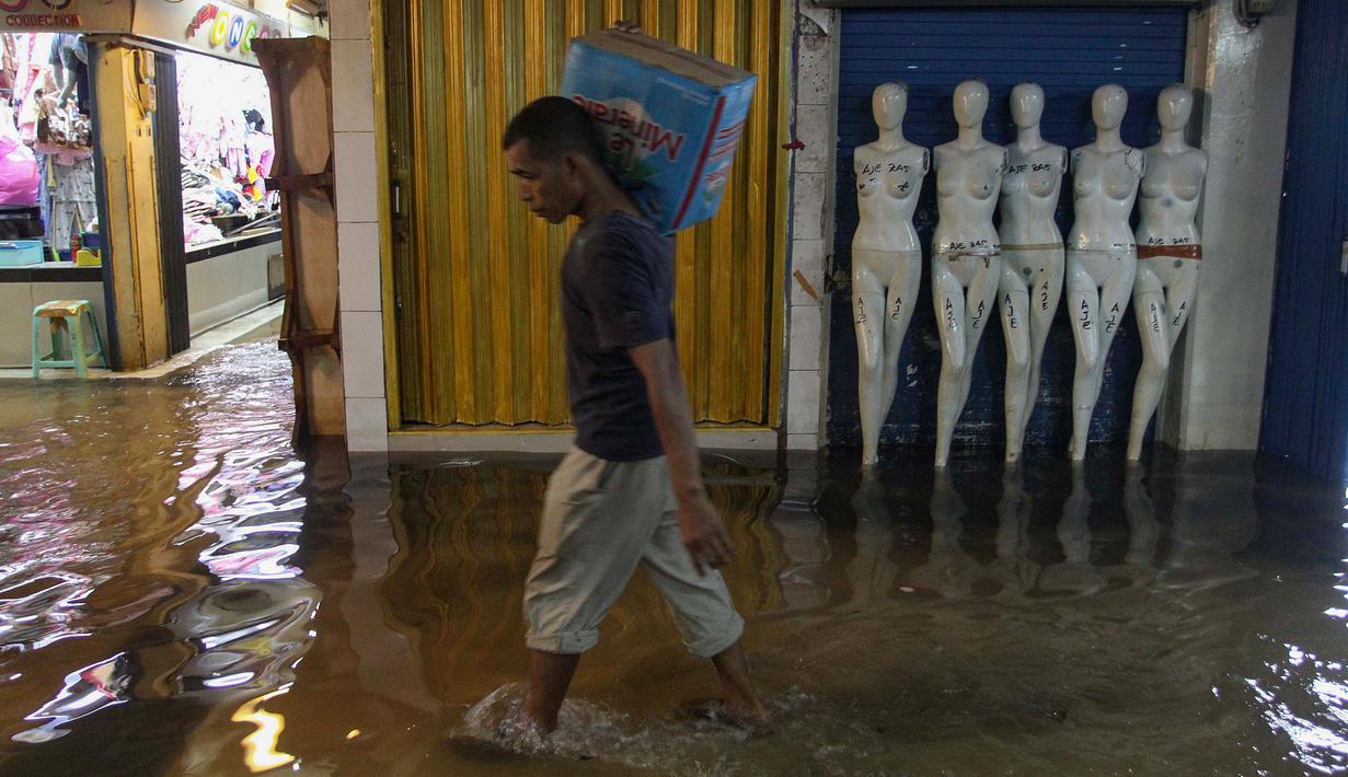 Selain itu, sebagian barang dagangan berisiko mengalami kerusakan akibat genangan air, terutama komoditas yang sensitif terhadap kelembapan. Tampak dalam foto, aktivitas pedagang dan pembeli di Pasar Cipulir, Jakarta, Jumat (23/1/2026). (merdeka.com/Arie Basuki)