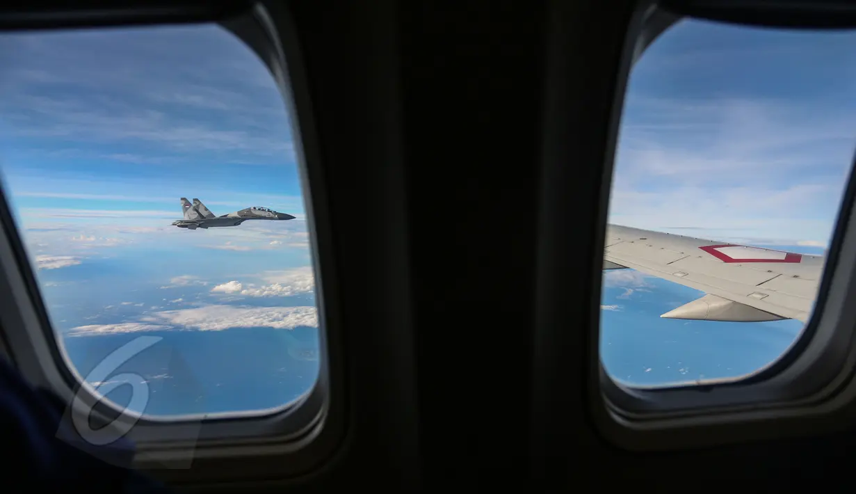 Pesawat yang membawa rombongan Wapres Jusuf Kalla saat dikawal pesawat tempur Sukhoi dari Makassar menuju Jakarta, Senin (8/6/2015). Sebelumnya, JK bersama istrinya Mufidah Kalla melakukan serangkaian kegiatan di Sulsel. (Liputan6.com/Faizal Fanani)