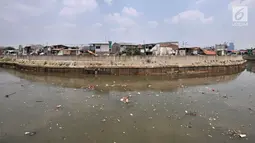 Pemandangan Kali Ciliwung yang tengah dipenuhi sampah, Jakarta, Selasa (4/9). Dari 7.000 ton sampah yang mencemari Kali Ciliwung, delapan persen atau sekitar 180 ton mengendap dan mencemari sungai. (Merdeka.com/Iqbal Nugroho)