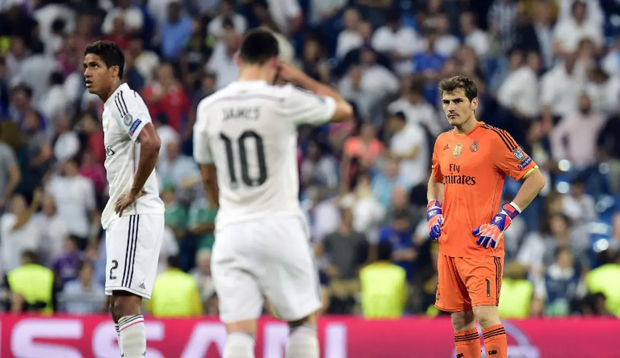Para pemain Real Madrid terlihat lesu usai dikalahkan Juventus di Semi Final Liga Champions, Santiago Bernabeu, Spanyol, Kamis (14/5/2015). Madrid kalah oleh Juventus dengan agregat  3-2. (AFP Photo/Dani Pozo)