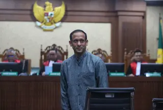 Berdasar perhitungan dokter yang merawat, Nadiem Anwar Makarim dinyatakan cukup sehat pada 2 Januari 2026. Tampak dalam foto, mantan Menteri Pendidikan, Kebudayaan, Riset, dan Teknologi (Mendikbudristek) Nadiem Anwar Makarim sesaat sebelum dimulainya sidang kasus dugaan tindak pidana korupsi (Tipikor) terkait program digitalisasi pendidikan berupa pengadaan laptop Chromebook dan Chrome Device Management (CDM) di lingkungan Kemendikbudristek tahun 2019–2022 di Pengadilan Tipikor, Jakarta, Senin (5/1/2026). (merdeka.com/Arie Basuki)