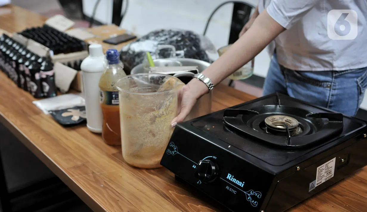 Polisi menunjukkan barang bukti saat rilis pengungkapan kasus narkoba jenis liquid di Jakarta, Senin (28/10/2019). Satuan Dit Resnarkoba Polda Metro Jaya berhasil mengungkap sindikat pembuat sekaligus penjual narkoba jenis tembakau gorila dalam bentuk liquid atau cair. (merdeka.com/Iqbal S. Nugroho)
