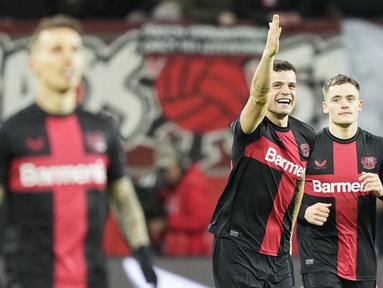 Pemain Bayer Leverkusen, Granit Xhaka, melakukan selebrasi setelah mencetak gol ke gawang  Mainz dalam duel pekan ke-23 Bundesliga di Stadion BayArena, Sabtu (24/2/2024). Leverkusen menang dengan skor 2-1. (AP Photo/Martin Meissner)