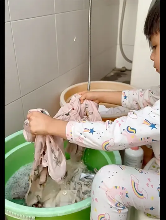 "Dulu waktu kecil aku juga di suru cuci baju dan sepatu sendiri walaupun ada ART di rumah..," tulis glennalinskie membagikan video singkatnya.  [Instagram/glennalinskie]