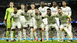 Foto tim starting XI Real Madrid jelang menghadapi Bayern Munchen pada laga leg kedua semifinal Liga Champions 2023/2024 di Santiago Bernabeu Stadium, Madrid, Rabu (8/5/2024). (AP Photo/Jose Breton)